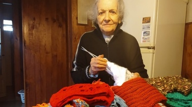 Abrigaditos contra el frío y a favor de los que menos tienen: las Bufandas de Emilce, este domingo en Plaza Moreno