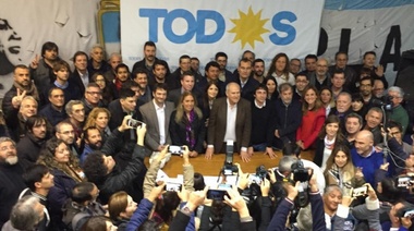 Con duro documento y variopinto abanico político, se presentó en La Plata el Frente con Todos