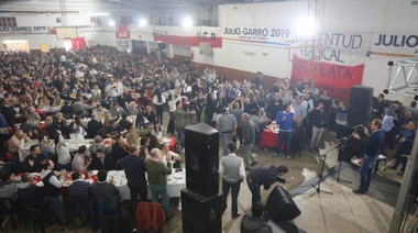 Garro amplió su repertorio y cantó Adelante Radicales durante un nutrido acto en Los Hornos