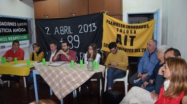 Asambleas de Inundados: con algunos ausentes, los precandidatos a intendente se comprometieron a derogar el código que permitió construir edificios sin previsiones