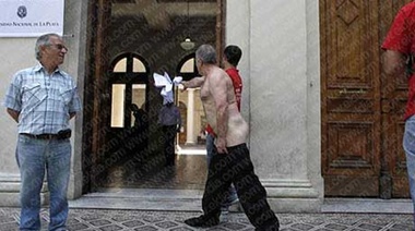 Se desnudará contra el aborto y los incendidos en el Amazonas: Juan Vázquez, el "desnudeiro" de Segui, dio a conocer un cronograma de protestas