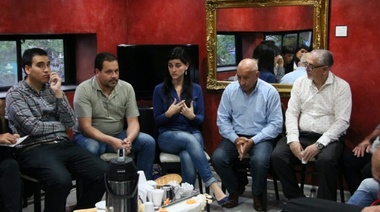 Apoyan a Saintout: En La Plata aparecieron radicales en Flor