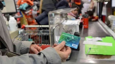 Contra el hambre: con la Tarjeta que lanzará Alberto no se podrá sacar dinero de los cajeros y habrá un monitoreo de la mercadería que se compre