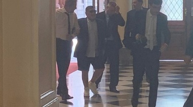 Respetuoso pero fresco: Maradona fue a ver al presidente de saco y bermudas