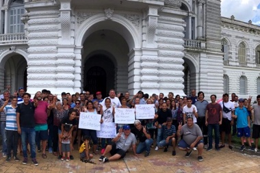 Despedidos y reprimidos de 2016 volvieron a hacerse oir frente a la municipalidad