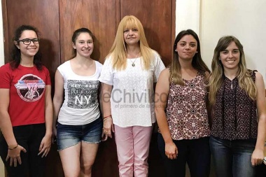 De otro planeta: funcionaria municipal donó su sueldo a egresados de dos escuelas secundarias