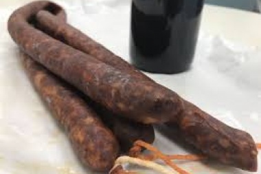 Una longaniza y dos hamburguesas: detienen a un hombre que robaba comida