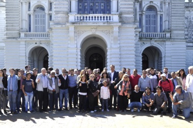 El precandidato a intendente Guillermo Escudero presentó 10 mil firmas para frenas los aumentos