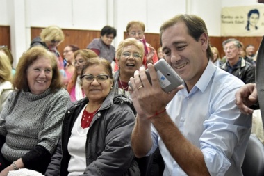 Viejos, son los trapos: 100 mil adultos mayores recibirán tablets para entrar al mundo de internet