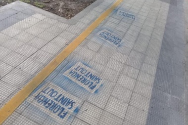 Garro evalúa multar a Saintout por sus pintadas en Plaza Moreno