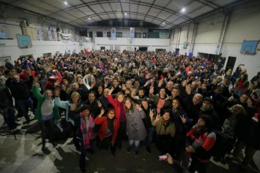 En el escenario de los barrios Saintout presentó a su candidatos