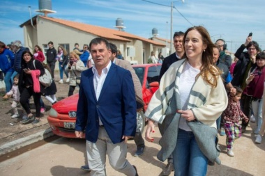 Vidal entregó viviendas en Azul y llamó a pelearla voto a voto