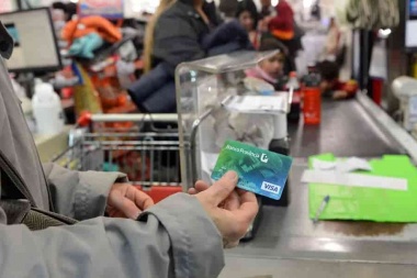 Contra el hambre: con la Tarjeta que lanzará Alberto no se podrá sacar dinero de los cajeros y habrá un monitoreo de la mercadería que se compre