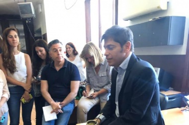 Kicillof pasó por la Sala de Prensa de la Gobernación y se tomó unos mates con los periodistas acreditados