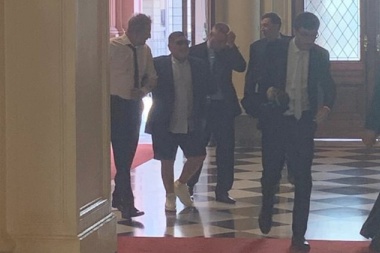 Respetuoso pero fresco: Maradona fue a ver al presidente de saco y bermudas