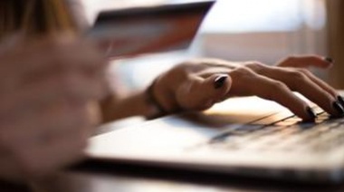 Mercado Pavo: compró una computadora y le mandaron un ladrillo de madera