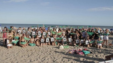 Bajo la consigna: "En tu cara, Pancho Dotto" hicieron una movida contra los esterotipos en la playa de Villa Gesell