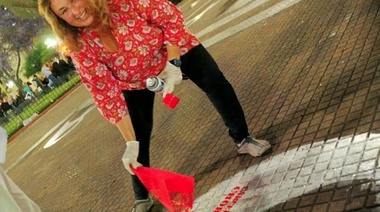 Identificaron a la mujer que ultrajó los Pañuelos de las Madres durante la concentración por Nisman