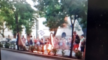 Les puede caber una multa de $ 530 mil por la "travesura" de quemar arbolitos en un Ultimo Primer Día