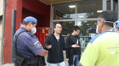Clausuran un supermercado en Los Hornos: el dueño llegó de China y se puso a atender a la gente