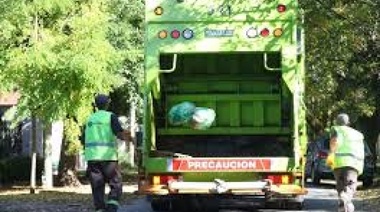 Hacerlo no cuesta nada y es cuidar a un trabajador: piden rociar las bolsas de residuos con agua lavandina o cloro