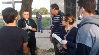 Ya hay polémica por el reparto de bolsas de alimentos: "Lo hicimos con Cáritas para que no haya uso político, todos quieren llevarse los laureles"