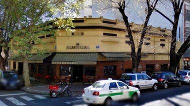 Por floja de papeles, la Justicia impide a la dueña de Almendra vender el mobiliario del emblemático bar de 8 y 57