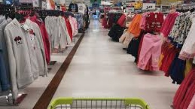 En las tiendas piden ley pareja si es que Carrefour y otros Hiper pueden venden ropa y zapatos