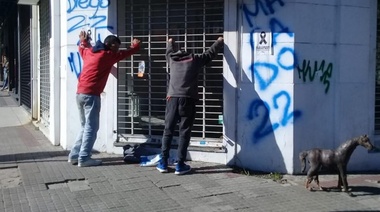 Algún prócer se quedó a pata: le robaron el caballo a una estatua en Pasaje Dardo Rocha pero muy lejos no los llevó