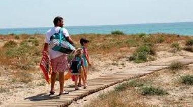 Reposera, heladerita, balde, palita y "libre deuda de Covid": este verano podrían pedir certificado de salud para ir a la playa