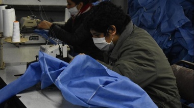 Denuncian que a un obrero textil le pagan 3 pesos por cada barbijo que después se vende a más de 50