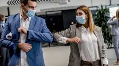 Lo que faltaba: ahora la Organización Mundial de la Salud dice que el codazo contagia