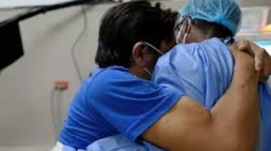 La enfermería, que acumula 60 muertos, reclama sueldo mínimo de 70 mil pesos