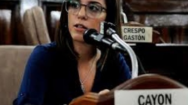 Súper Chica: una concejala platense pide que a la Policía platense le dejen usar pistolas Taser