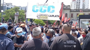 Militantes de organizaciones sociales de izquierda quisieron entrar de prepo al Municipio y hubo cachinga