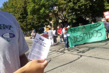 Despedidos y despedidas del diario Hoy piden que la Justicia les permita utilizar el edificio y las herramientas de trabajo