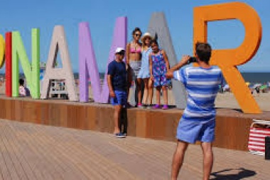 Si querés playa tirate una bolsa de arena: Pinamar cerró todo para que no haya "turismo cuarentena"