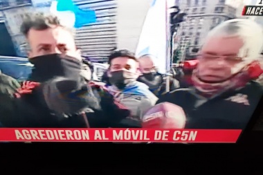 La Infantería dispuso un cordón para proteger a los periodistas en el Obelisco