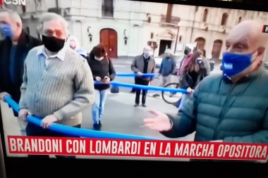 Ahí lo tenés: Brandoni se armó un corralito con unos Flota-Flota para salir a la calle pero no fue al Obelisco