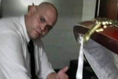 Echaron al empleado de la funeraria que se sacó con la foto con Diego en el cajón