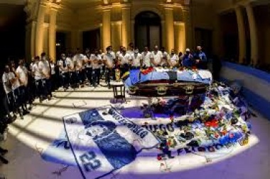 La familia de Diego resolvió que no será embalsamado: "Ya descansa con sus padres"