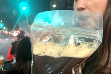 In the horno: en un boliche de CABA sirven el fernet en bolsa