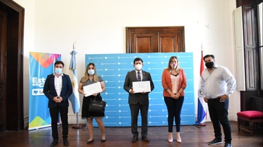 La Joayhu, ante todo, ogaykegua: reconocen el trabajo entre la Muni platense y el Consulado de Paraguay durante el aislamiento