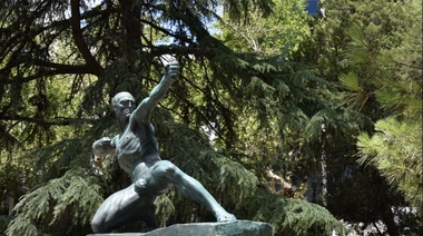 Al arco, Hércules: restauran una emblemática estatua en Plaza Moreno