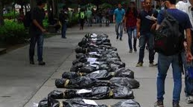 Crece la polémica por el "show" macabro de las bolsas negras de jóvenes macristas