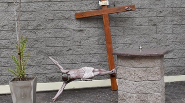 Ni códigos, ni respeto, ni nada: casi se roban a Jesús en vandálico asalto a una iglesia