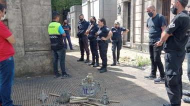 Si estos cuidaban, ni pensar como serían los que robaban: cayó una banda que robaba placas y candelabros en el Cementerio platense