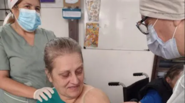 Comenzaron a vacunar a los adultos mayores en geriátricos de zona norte