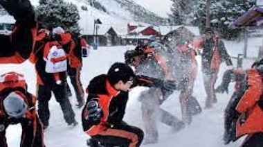 Múltiples fracturas: lo tiraron del segundo piso de un hotel durante una pelea de egresados en Bariloche