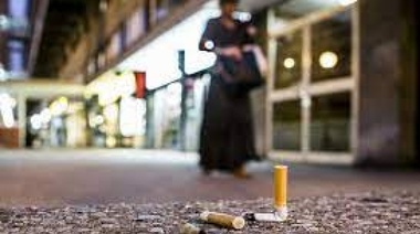 Lo aprobó el Concejo Deliberante: en La Plata multarán hasta con $266 mil a los que tiren el pucho al suelo